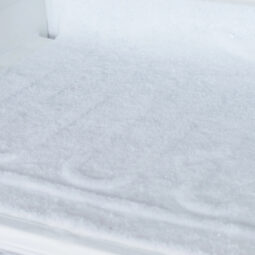 Mraznička bez ľadu: ako ju správne odmraziť a prečo sa námraza vôbec tvorí