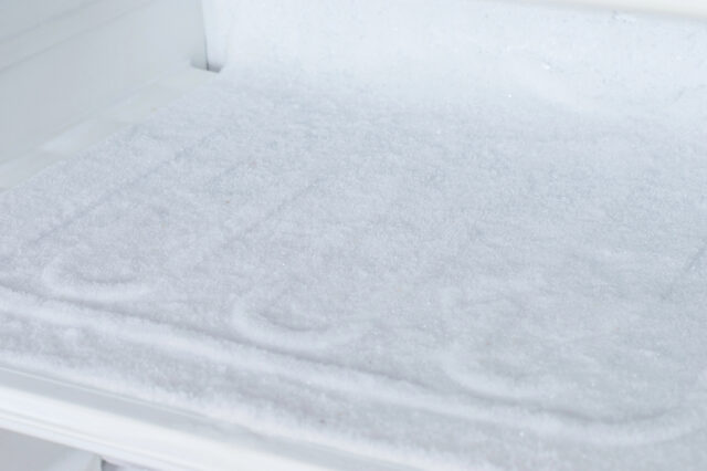 Mraznička bez ľadu: ako ju správne odmraziť a prečo sa námraza vôbec tvorí