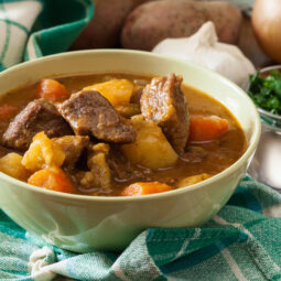 Domáca gulášová polievka, ktorá naozaj zasýti