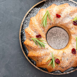 Máte doma zvyšný vaječný likér? Premení sa na dokonale jemnú bábovku