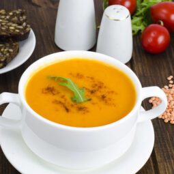 Polievka z červenej šošovice: jednoduché jedlo, ktoré nasýti, zahreje a funguje aj na ďalší deň