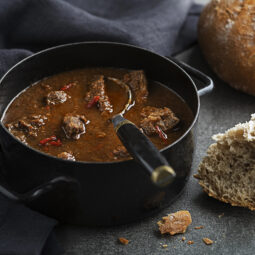 Poctivý hovädzí guláš s chlebom