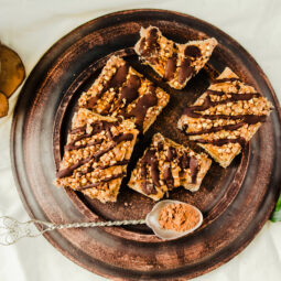 Neodolateľné orechové rezy s karamelovým krémom zo Salka