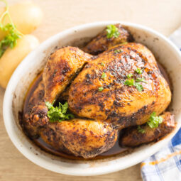 Pečené kura v rúre: ako na šťavnaté mäso a chrumkavú kožu