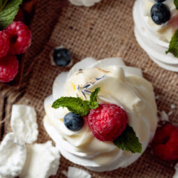 Mini Pavlovy s krémom a čerstvým ovocím