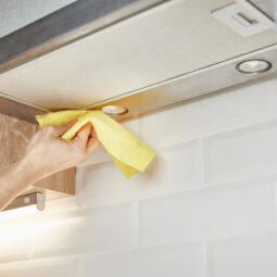 Kuchynský digestor pod drobnohľadom: kedy ho treba čistiť, aby nehučal a naozaj fungoval