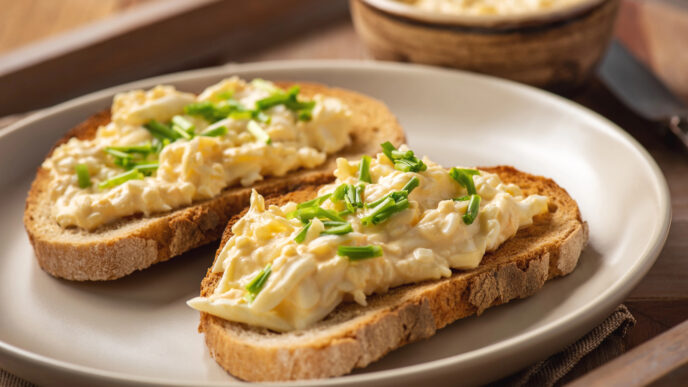 Klasická vajíčková nátierka na chrumkavom chlebe