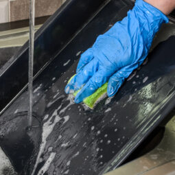 Pripálené plechy bez drhnutia? Tento jednoduchý trik ich vráti do formy