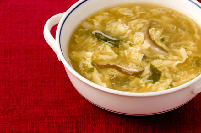 Vajce v polievke: ako ho pridať tak, aby bolo krémové, vláčne alebo jemne vláknité