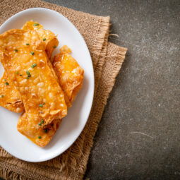 Chrumkavé syrové chipsy zo syra v plátkoch: pohostenie hotové za pár minút