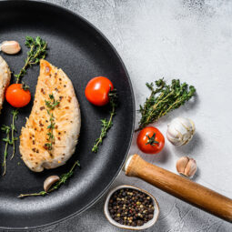 Šťavnaté morčacie prsia na panvici s bylinkami