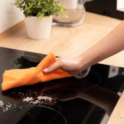 Ako udržať sklokeramickú varnú dosku čistú, lesklú a bez škrabancov