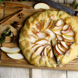 Vláčny jablkový koláč s chrumkavým okrajom