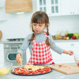 Večera pre deti bez stresu: 3 kreatívne recepty z kuracieho mäsa, ktoré miznú z taniera ako prvé