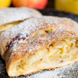 Domáca jablková štrúdľa s chrumkavou kôrkou