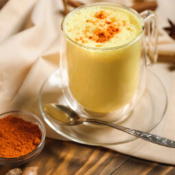 Kurkumové latté: hrejivý nápoj, ktorý vás na chvíľu zastaví