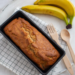 Banánový chlebíček: jednoduchý koláč, ktorý využije aj prezreté banány