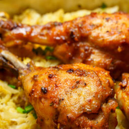 Šťavnaté kuracie stehná pečené na kapuste