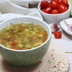 Hustá zeleninová polievka s ovsenými vločkami – jednoduché jedlo bez mäsa