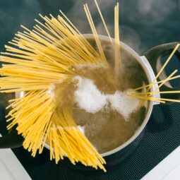 Špagety vo vriacej vode: jednoduché jedlo, pri ktorom je správna porcia základ úspechu