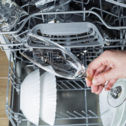 Jednoduchý trik do umývačky, vďaka ktorému budú poháre bez škvŕn a dokonale lesklé