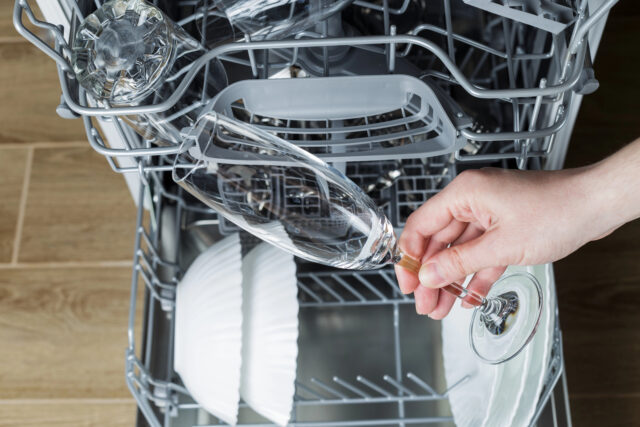 Jednoduchý trik do umývačky, vďaka ktorému budú poháre bez škvŕn a dokonale lesklé