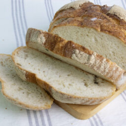 Tvrdý chlieb nemusí skončiť v koši: Praktické nápady, ako ho využiť naplno