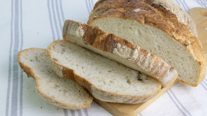 Tvrdý chlieb nemusí skončiť v koši: Praktické nápady, ako ho využiť naplno
