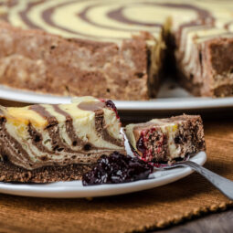 Dvojfarebný kakaovo-tvarohový koláč