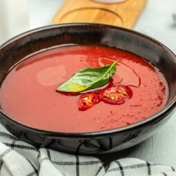 Ako uvariť dokonalú paradajkovú polievku: tajomstvo správneho korenia a vyváženej chuti