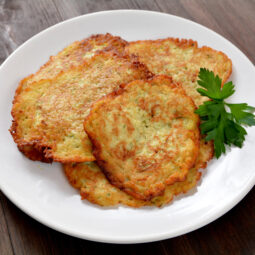 Cibuľové placky: Jednoduchý a lacný recept, ktorý zasýti a prekvapí chuťou