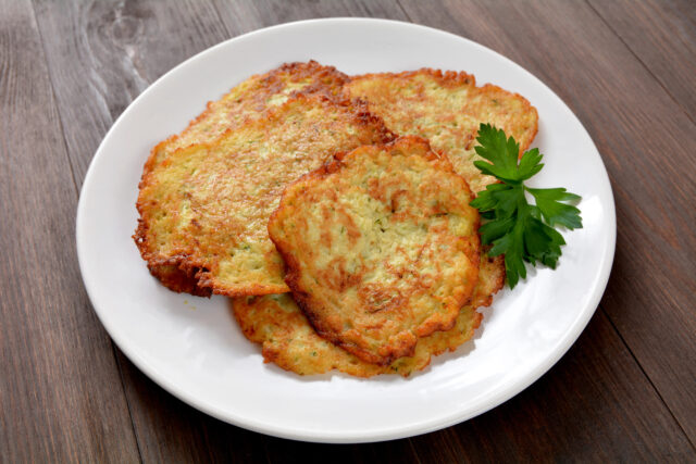 Cibuľové placky: Jednoduchý a lacný recept, ktorý zasýti a prekvapí chuťou