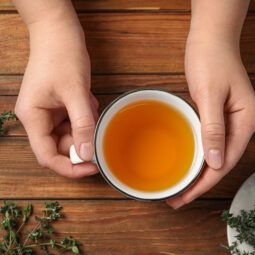 Tri čaje, ktoré prirodzene podporujú kolagén a môžu sa postaviť botoxu