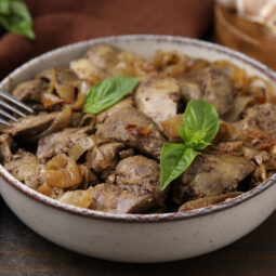 Hydinové pečienky na cibuli: Jednoduché jedlo, ktoré presvedčí aj odporcov pečene