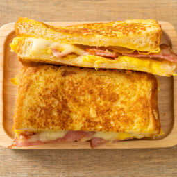 Chrumkavý toust s vajíčkom, syrom a slaninou