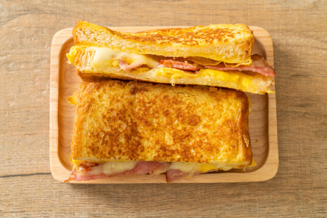 Chrumkavý toust s vajíčkom, syrom a slaninou