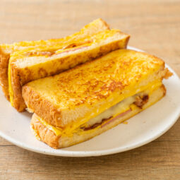 Chrumkavý sendvič s vajíčkom a syrom