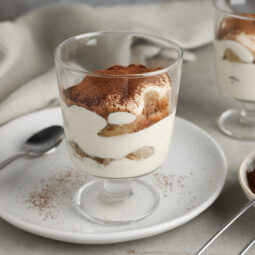 Rýchle jogurtové „tiramisu“ z troch surovín: kávová pochúťka bez výčitiek