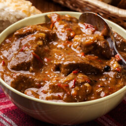 Zabíjačkový guláš s chlebom