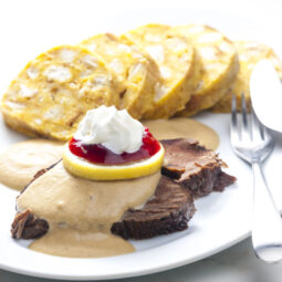 Poctivá sviečková na smotane so žemľovým knedlíkom