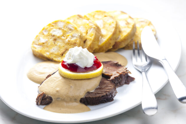 Poctivá sviečková na smotane so žemľovým knedlíkom