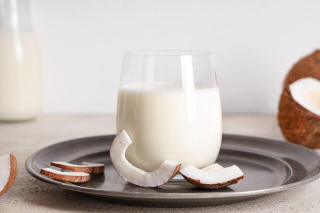 Kokosové mlieko: všestranný pomocník do slaných aj sladkých jedál