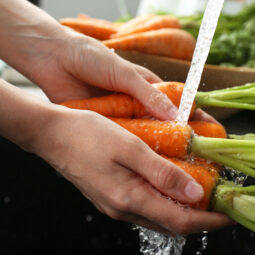 Opláchnuť alebo namočiť? Pravda o tom, ako z ovocia a zeleniny dostať nečistoty a pesticídy