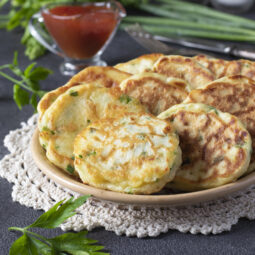 Zemiakové placky v mnohých podobách: sladké aj slané varianty zo surových a varených zemiakov