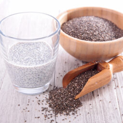 Chia semienka po namočení výrazne zväčšia objem a prirodzene zahustia tekutiny
