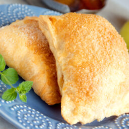 Chrumkavé jablkové koláčiky z lístkového cesta: sladká rýchlovka za 30 minút