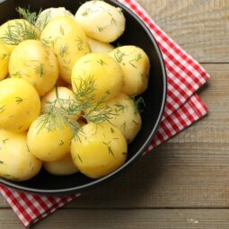 Varenie zemiakov v pare: jednoduchý spôsob, ako z nich dostať maximum