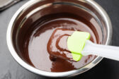 Jednoduchá čokoládová poleva zo zakysanej smotany, ktorá sa neláme