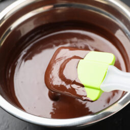 Jednoduchá čokoládová poleva zo zakysanej smotany, ktorá sa neláme