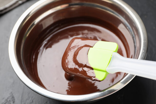 Jednoduchá čokoládová poleva zo zakysanej smotany, ktorá sa neláme